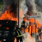 Firenze, bus in fiamme in piazza Edison: l'incendio spaventa i cittadini