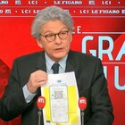 Breton mostra il passaporto sanitario: «Immunità di gregge in Europa entro metà luglio».