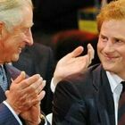 Principe Carlo, l'inattesa reazione alla domanda della BBC sui «traumi infantili» denunciati dal Principe Harry