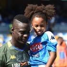 Pia Balotelli e il tenero messaggio al papà dopo gli insulti razzisti: «Voleva consolarlo»