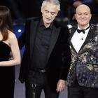 Sanremo 2019, svista Claudio Bisio con Andrea Bocelli: «L'ho salutato con la mano»