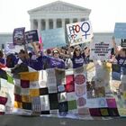 Aborto, Corte Suprema Usa non cancella la stretta. Biden: «Attacco alle donne»