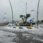 Tempesta di ghiaccio: la grandine invade le strade, paesi imbiancati
