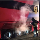 Ferrari, a fuoco il tir diretto a Monza dai Paesi Bassi: intervengono i pompieri. L'ironia del web FOTO