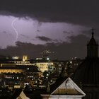 Maltempo a Roma, diluvio e fulmini sulla Capitale: quanto durerà e dove ci sono i maggiori disagi