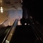 Roma Termini, metro al buio: senza luce in banchina e sulle scale mobili. Proteste web: «E la sicurezza?»