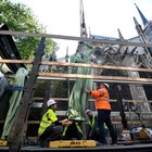 Notre Dame, operai sul tetto durante i lavori di ristrutturazione