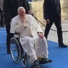 Papa Francesco prega al Colosseo: «Guerra nucleare è scenario oscuro. Dio è pace»