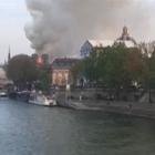 Notre-Dame, la colonna di fumo si vede da tutta la città