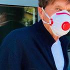 Gianni Morandi e la mascherina 'egoista': il cantante attaccato sui social per questa foto