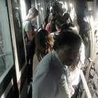 Roma, metro B ferma tra Basilica San Paolo e Castro Pretorio. Treno evacuato, passeggeri a piedi in galleria