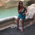 Aida Nizar fa il bagno nella Fontana di Trevi