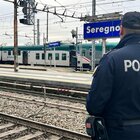 Ragazzino di 15 anni spinto sotto il treno: fermati due coetanei. «Spedizione punitiva per sms a una ragazza»