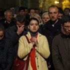 Notre-Dame in fiamme, lo sgomento e il dolore nei volti di parigini e turisti