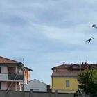 Due paracadutisti precipitano sulle case