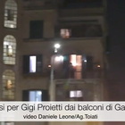 Applausi per Proietti dai balconi di Garbatella VIDEO