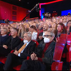 Maurizio Costanzo Show, teatro pieno alla faccia del covid. E lui spiega: «Pago io il sierologico a tutti»