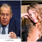Lavrov, l'amante e la escort: la foto del ministro degli Esteri che imbarazza il Cremlino
