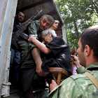I soldati evacuano i cittadini della capitale dell'Ossezia del sud attaccata dalla Georgia (Foto Shipenkov)