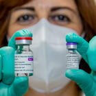 AstraZeneca, l'Aifa approva mix di vaccini per gli under 60: «Seconda dose 8-12 settimane dopo la prima»