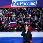 Putin, ovazione allo stadio: «Attueremo tutti i nostri piani». Ma il discorso si interrompe: ecco perché