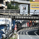 Camionisti contro il Green pass: «Guidiamo a 30 km/h, blocchiamo l'Italia». Ma la protesta è un flop