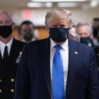 Coronavirus, Trump cede e indossa la mascherina. Nel mondo ieri oltre 228mila positivi: nuovo record