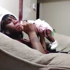 Mamma fuma in faccia alla figlia neonata, arrestata per abusi: «Non la volevo»