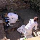 Ostia Antica, scoperto un tesoro per caso: riaffiora un luogo di culto con rare sculture in stucco dipinto