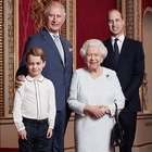 Regina Elisabetta: la foto con Carlo, William e il piccolo George. Manca Harry, ecco perché