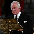 Re Carlo compie 74 anni, ma le celebrità sempre pronte a far gli auguri alla regina Elisabetta, lo snobbano