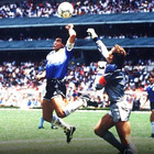 Maradona, la maglia della «mano de Dios» finisce all'asta in Inghilterra: la cifra è da capogiro