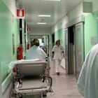 Donna muore (sotto gli occhi disperati del figlio) dopo 12 ore di attesa nel corridoio dell'ospedale: doveva essere ricoverata