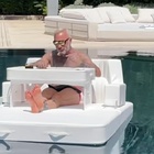 Gianluca Vacchi, show in piscina: pranzo galleggiante sotto il sole FOTO