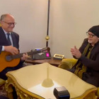 Vasco Rossi in Campidiglio, che show con Gualtieri: il sindaco suona "Albachiara" con la chitarra