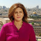 Shireen Abu Akleh, giornalista di Al Jazeera uccisa negli scontri in Cisgiordania. Ferito un altro reporter