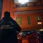 Milano, bambina di cinque anni cade dal balcone: la madre era uscita di casa, la piccola è grave