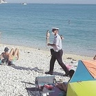 Covid, blitz dei vigili nella spiaggia libera di Ancona: maxi multe a chi non ha prenotato