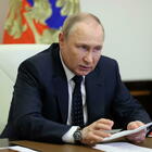 «Putin circondato dai medici, curato anche tra una riunione e l'altra»: è caos al Cremlino