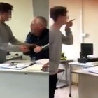 Prof umiliato a Lucca: «Inginocchiati e mettimi 6»: sei studenti indagati per il video, rischiano la bocciatura