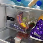 La fidanzata mangia i suoi snack, lui installa una cassaforte per il cioccolato nel frigo