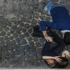 Violentata in strada in pieno centro: orrore a Piacenza, arrestato un 27enne richiedente asilo. Ira Salvini: «Ora basta!»