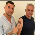 Mourinho, parla il tatuatore Alberto Marzari: «Che emozione disegnare le tre coppe sul braccio di José»