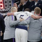 Tottenham-Ajax, paura per Vertonghen: esce barcollando, terrificante colpo alla testa