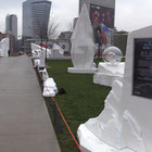 Orsi polari e iceberg in piazza Gae Aulenti, l’installazione per la lotta ai cambiamenti climatici