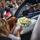 Diana Pifferi, dolore e lacrime al funerale della bimba uccisa dalla mamma. Lo striscione: «Volerò sulle ali del mondo»