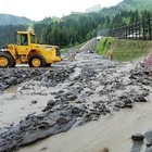 Allarme maltempo, terrore sulle Dolomiti: frane e una scarica di terra investe 6 motociclisti