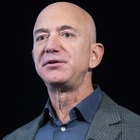 Jeff Bezos choc, il patron di Amazon denunciato dall'ex domestica: «Insulti razzisti e turni di 14 ore»