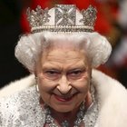 Royal Family, Elisabetta e gli schiaffi in pubblico al nipote: «Non discutere con me, io sono la regina»