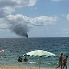 Migranti, barca si incendia al largo di Crotone: 6 dispersi, due finanzieri feriti. Lampedusa, hotspot al collasso